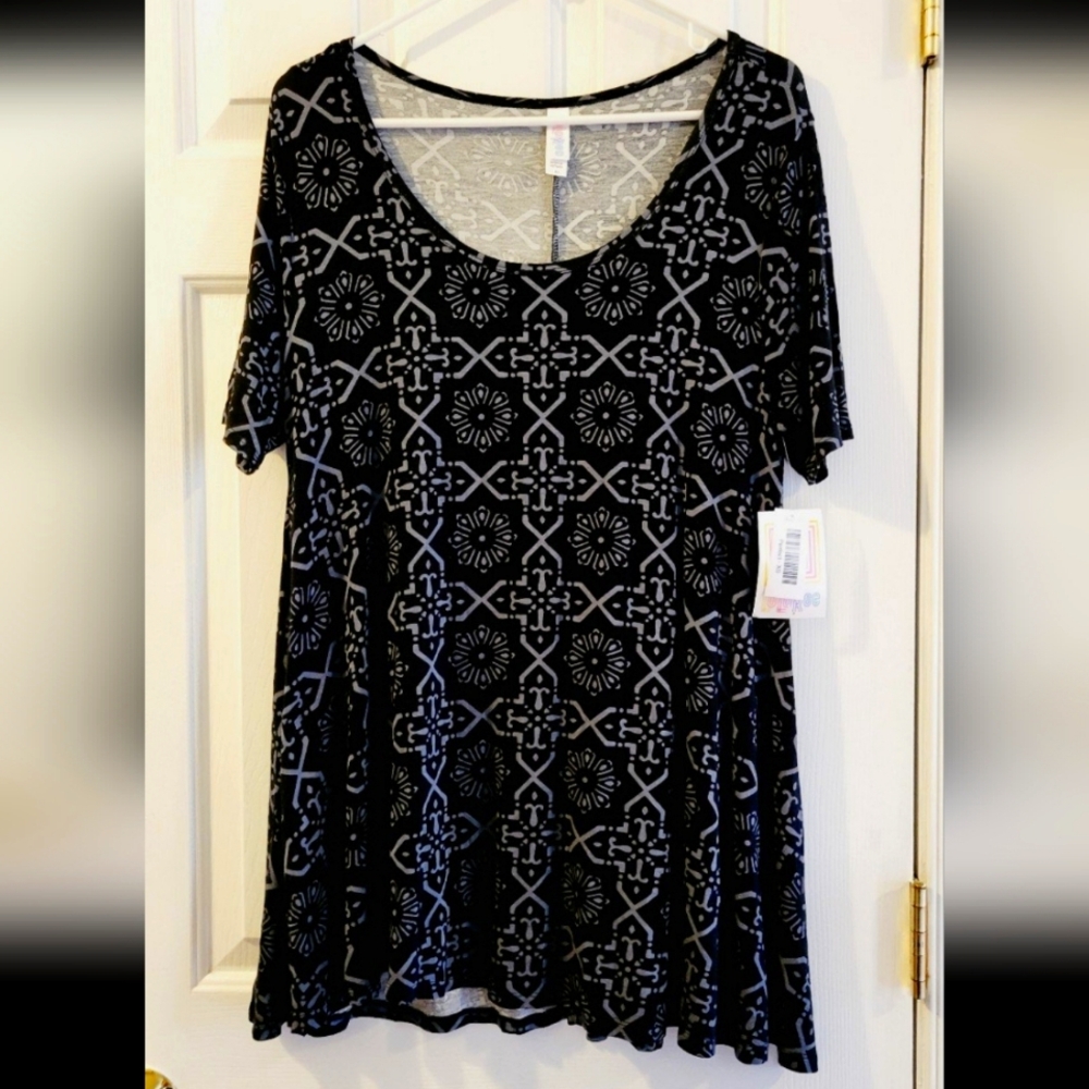 Nwt Oversized Xs Lularoe top